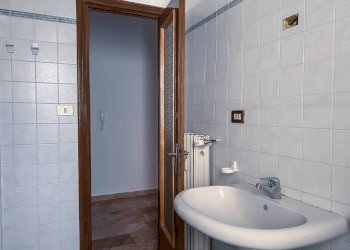 Bagno - Quadrilocale via Michele Coppino, 21, Cuneo (zona Centro) - foto 11