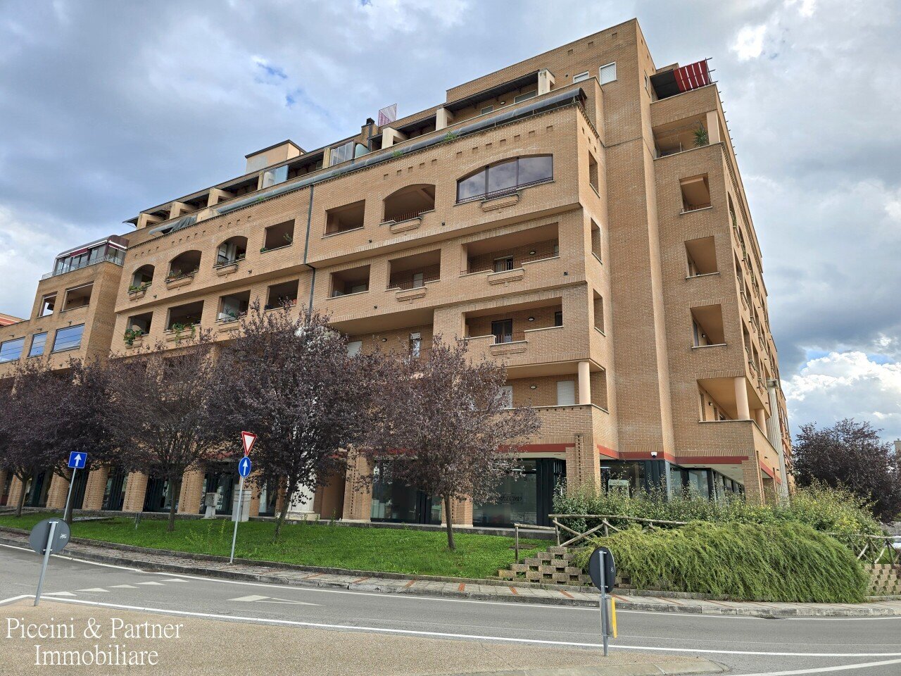 02.jpg - Locale Commerciale Via del Conservificio, Bastia Umbra - foto 2