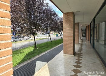 03.jpg - Locale Commerciale Via del Conservificio, Bastia Umbra - foto 3