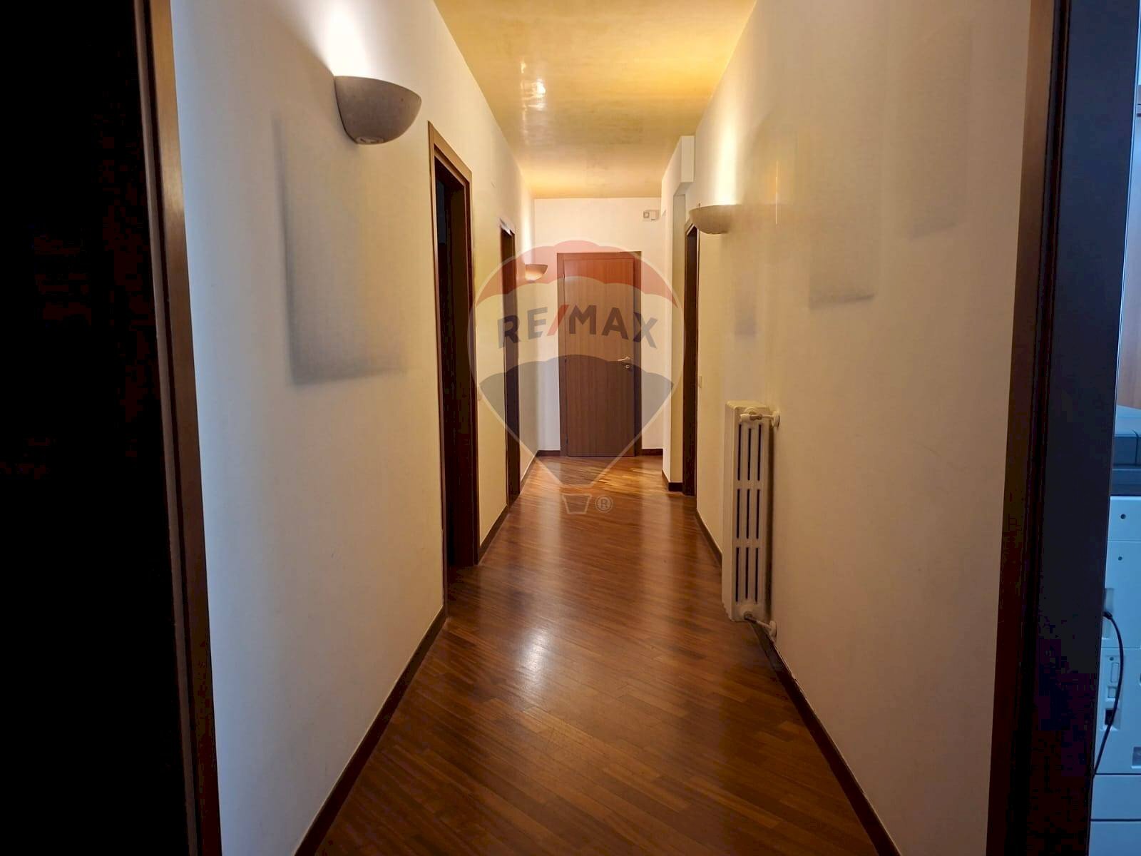 Hall / corridoio - Ufficio Via Giuseppe Saverio Poli
 
21, Bari - foto 3