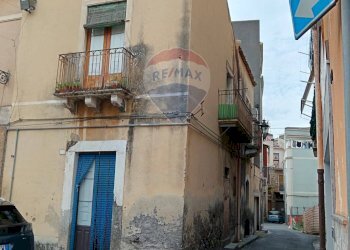 Edificio all\'aperto - Casa indipendente via sant'antonino
 
74, Adrano - foto 1