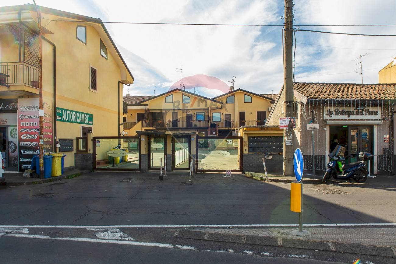 Edificio all\'aperto - Casa semi indipendente Via Emanuela Setticarraro
 
59, Belpasso - foto 1