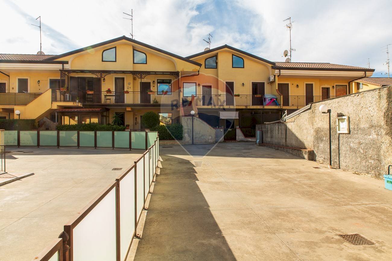 Edificio all\'aperto - Casa semi indipendente Via Emanuela Setticarraro
 
59, Belpasso - foto 2