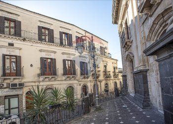 Edificio all\'aperto - Casa indipendente Piazza Umberto I
 
46, Vizzini - foto 2