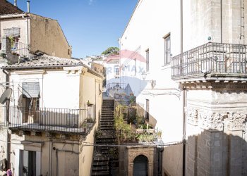 Edificio all\'aperto - Casa indipendente Piazza Umberto I
 
46, Vizzini - foto 24