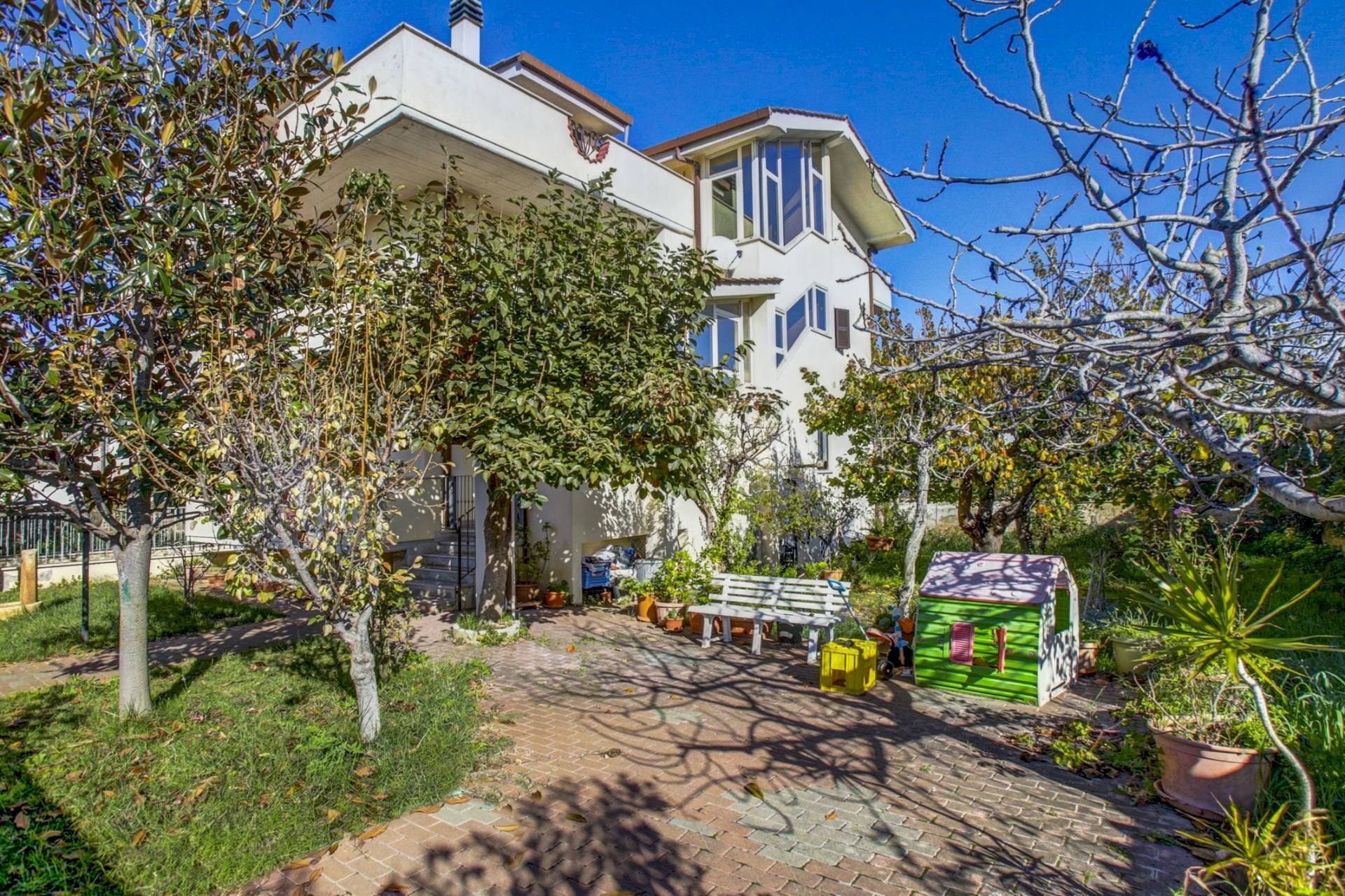 ESTERNO VILLA _ SPAZIO CONDOMINIALE - Three-room apartment Via Budapest
 
7, Ladispoli - photo 2