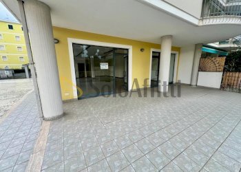 ESTERNO - Locale Commerciale Via Malta 4, Alba Adriatica - foto 2