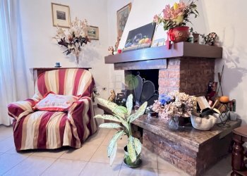 caminetto in sala - Townhouse strada Provinciale dei Poggi  15, Collesalvetti - photo 5