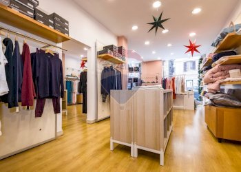 Cabina armadio - Negozio Via Francesco Paolo di Blasi
 
11/13, Palermo - foto 6