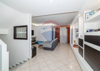 Soggiorno - Villa a Schiera via san josè escrivà
 
1, Tremestieri Etneo - foto 7