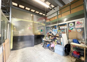 Ingresso carico/scarico - Capannone VIA GIUSEPPE DI VITTORIO
 
19, Firenze - foto 5