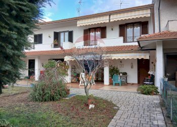 Casa all\'aperto - Villa a Schiera via leoncavallo 4, Vergiate - foto 1