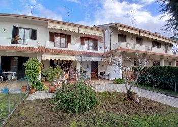 Casa all\'aperto - Villa a Schiera via leoncavallo 4, Vergiate - foto 3
