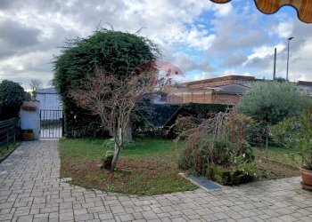 Giardino - Villa a Schiera via leoncavallo 4, Vergiate - foto 5