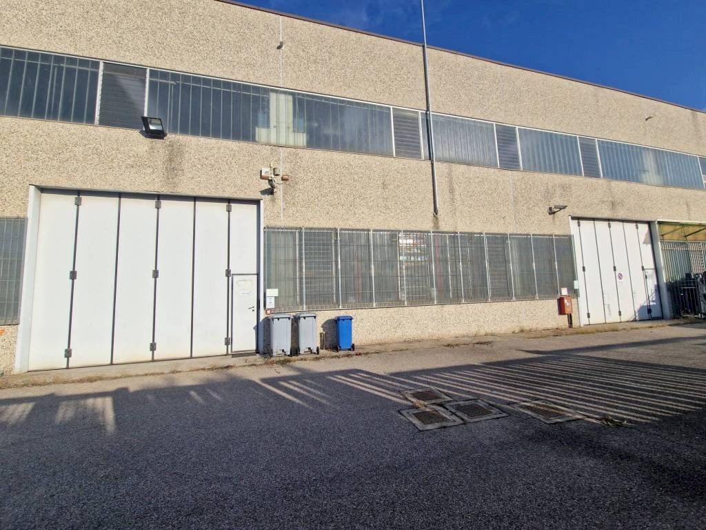 Facciata - Capannone via John Fitzgerald Kennedy, Cerro Maggiore - foto 1