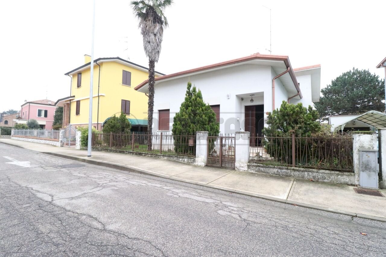 1_Esterno.JPG - Villa a Schiera Sermide e Felonica - foto 1