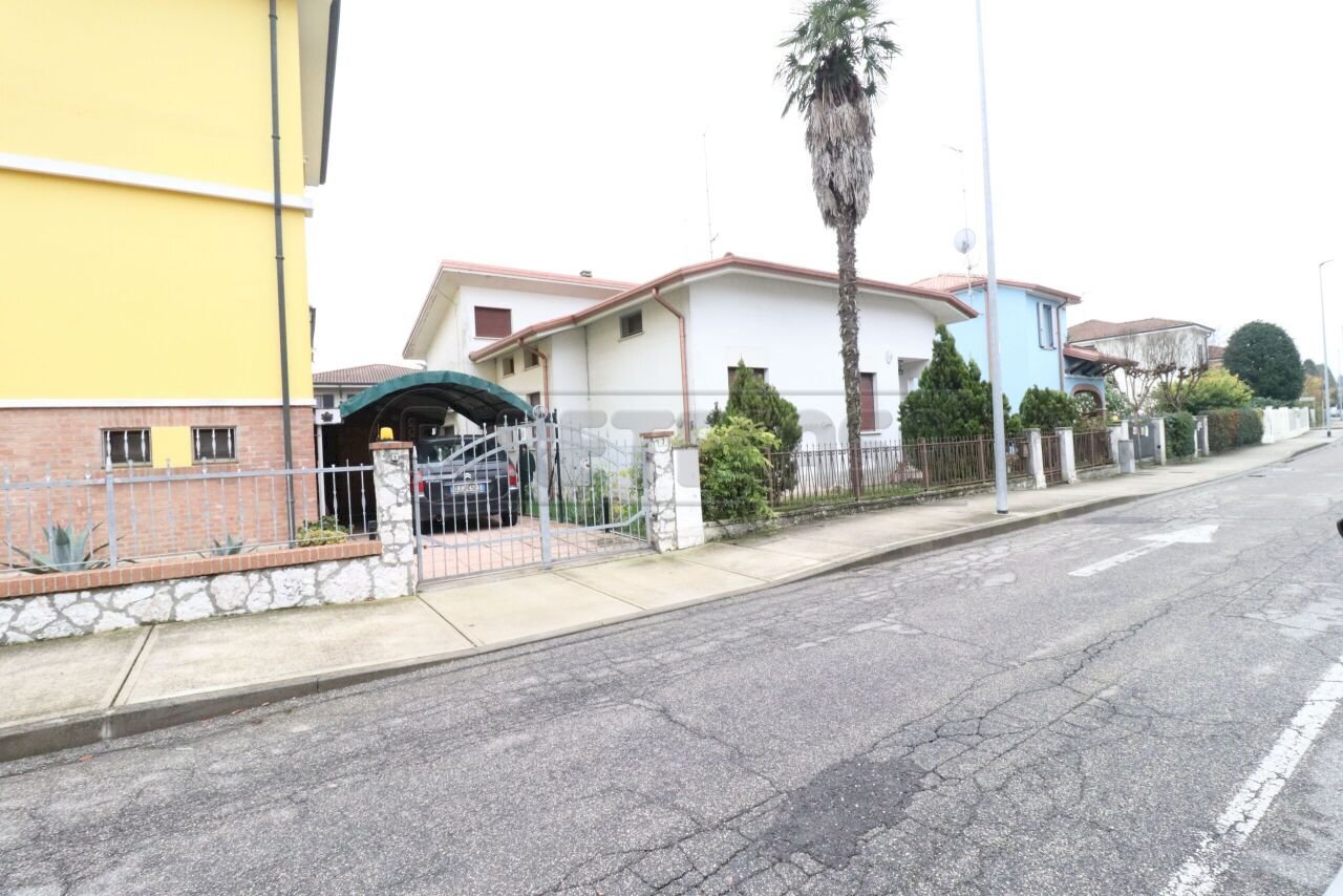 2_Esterno.JPG - Villa a Schiera Sermide e Felonica - foto 2