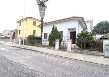 1_Esterno.JPG - Villa a Schiera Sermide e Felonica - foto 1