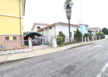 2_Esterno.JPG - Villa a Schiera Sermide e Felonica - foto 2