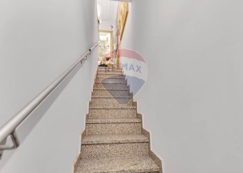 Scale per raggiungere sia il neg. che il magazzino - Negozio via vittorio veneto
 
24b, Vignate - foto 9