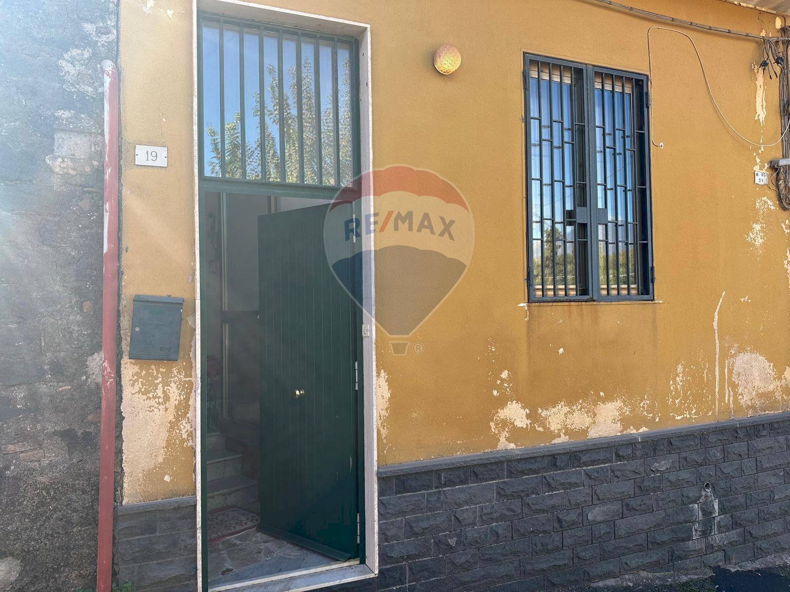 Edificio all\'aperto - Quadrilocale Via Giuseppe Garibaldi
 
15, Camporotondo Etneo - foto 1