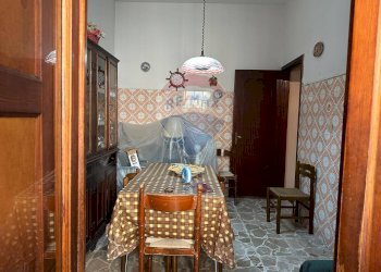 Sala da pranzo - Quadrilocale Via Giuseppe Garibaldi
 
15, Camporotondo Etneo - foto 10