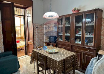 Sala da pranzo - Quadrilocale Via Giuseppe Garibaldi
 
15, Camporotondo Etneo - foto 11