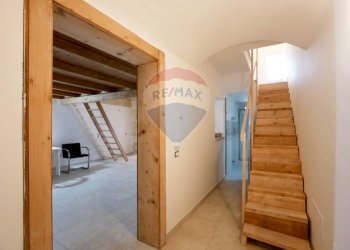 Scale - Independent house Via Vittorio Veneto
 
151, Adelfia - photo 9