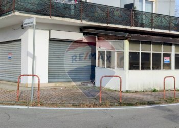 Edificio all\'aperto - Attività Commerciale Angera - foto 1