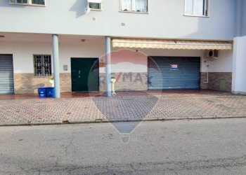 Edificio all\'aperto - Attività Commerciale Angera - foto 2