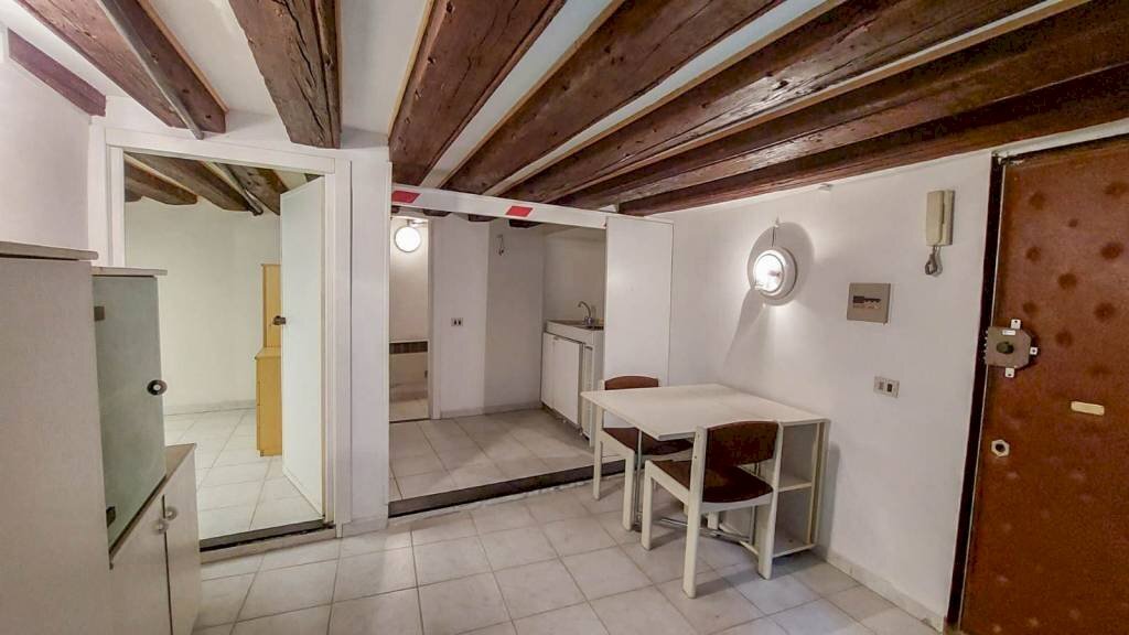 Soggiorno - Trilocale vico degli Adorno, Genova (zona Centro Storico) - foto 2