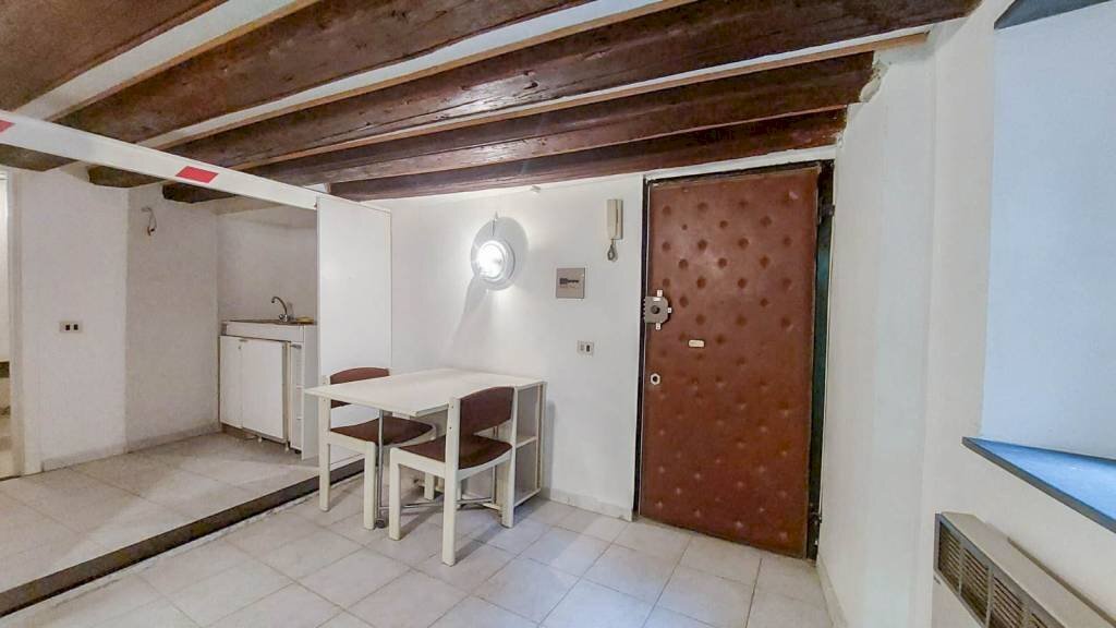 Ingresso - Trilocale vico degli Adorno, Genova (zona Centro Storico) - foto 3