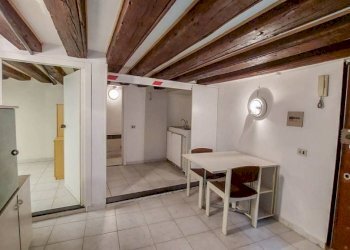 Soggiorno - Trilocale vico degli Adorno, Genova (zona Centro Storico) - foto 2