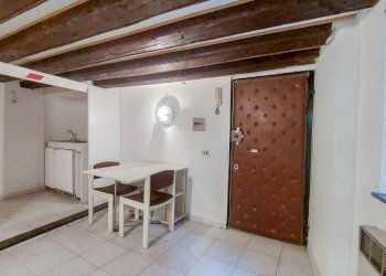 Ingresso - Trilocale vico degli Adorno, Genova (zona Centro Storico) - foto 3