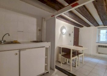 Cucina - Trilocale vico degli Adorno, Genova (zona Centro Storico) - foto 6