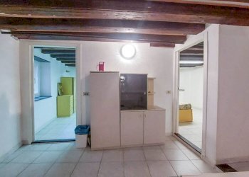 Soggiorno - Trilocale vico degli Adorno, Genova (zona Centro Storico) - foto 8