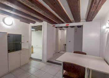 Soggiorno - Trilocale vico degli Adorno, Genova (zona Centro Storico) - foto 9