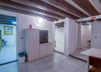 Soggiorno - Trilocale vico degli Adorno, Genova (zona Centro Storico) - foto 10