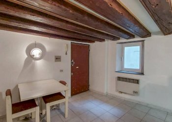 Soggiorno - Trilocale vico degli Adorno, Genova (zona Centro Storico) - foto 11