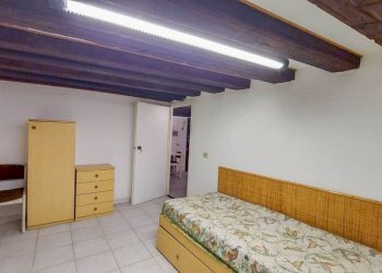 Camera da letto - Trilocale vico degli Adorno, Genova (zona Centro Storico) - foto 12