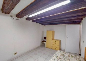 Camera da letto - Trilocale vico degli Adorno, Genova (zona Centro Storico) - foto 13