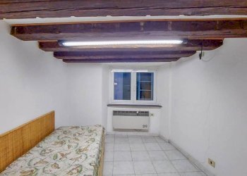 Camera da letto - Trilocale vico degli Adorno, Genova (zona Centro Storico) - foto 14