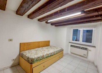 Camera da letto - Trilocale vico degli Adorno, Genova (zona Centro Storico) - foto 15