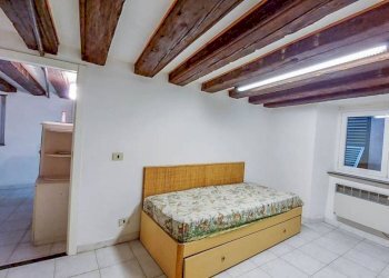 Camera da letto - Trilocale vico degli Adorno, Genova (zona Centro Storico) - foto 16