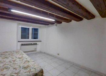 Camera da letto - Trilocale vico degli Adorno, Genova (zona Centro Storico) - foto 17