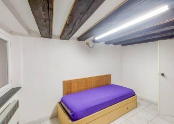Camera da letto - Trilocale vico degli Adorno, Genova (zona Centro Storico) - foto 23