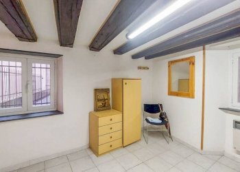 Camera da letto - Trilocale vico degli Adorno, Genova (zona Centro Storico) - foto 24