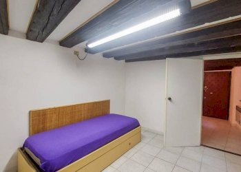Camera da letto - Trilocale vico degli Adorno, Genova (zona Centro Storico) - foto 25
