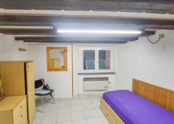 Camera da letto - Trilocale vico degli Adorno, Genova (zona Centro Storico) - foto 26