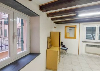 Camera da letto - Trilocale vico degli Adorno, Genova (zona Centro Storico) - foto 27